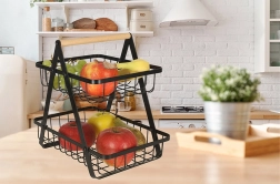 Dviaukštis juodas metalinis vaisių krepšys su medine rankena