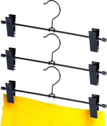 Juodas metalinis pakabas su segtukais – 3 vnt. rinkinys