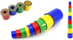 Spalvinga stumdoma piramidė iš puodelių