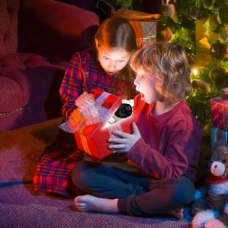 Astronauto žvaigždžių projektorius su nuotolinio valdymo pulteliu – naktinė lemputė vaiko kambariui