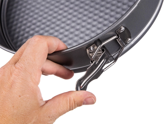 Easy release thanks to side latch