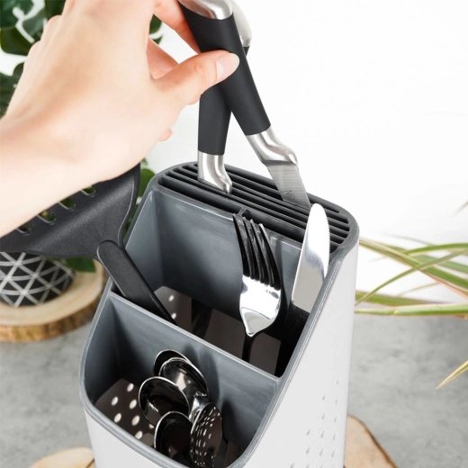 Išmanus skyrių išdėstymas stalo įrankiams ir peiliams