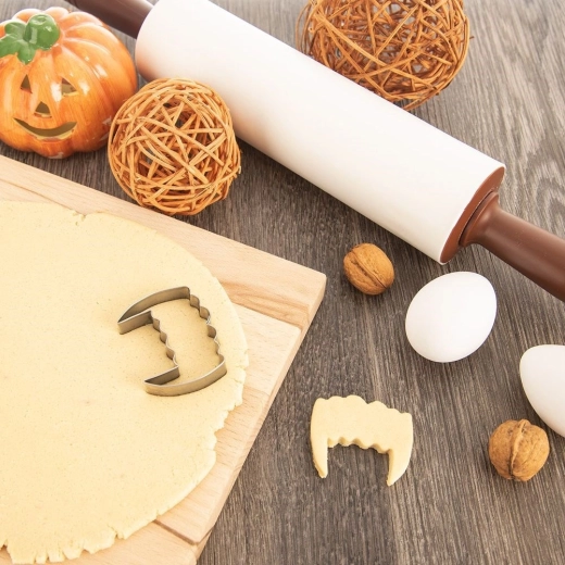 Clean, precise cuts without tearing the dough