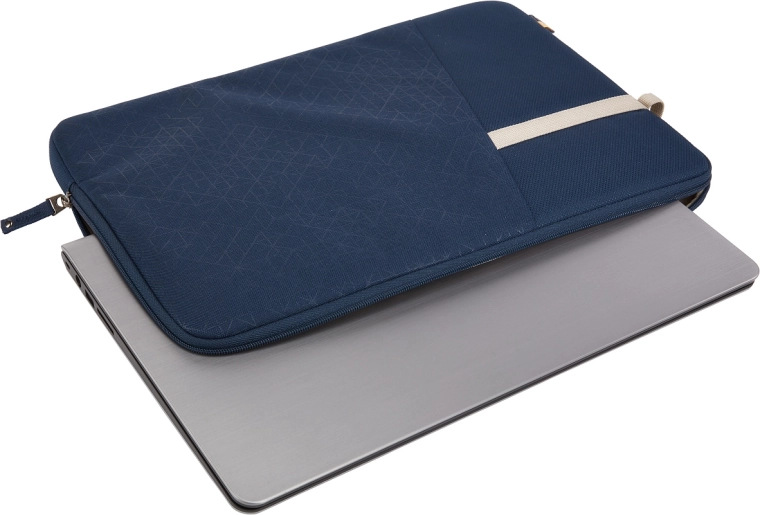 Slim sleeve for a 15.6" laptop