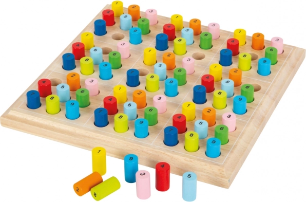 Medinis sudoku su spalvotais voleliais