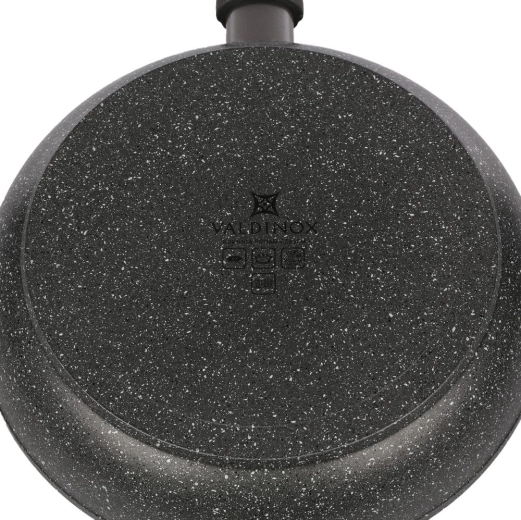 Reinforced base for fast heating and stable temperature