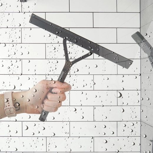 Ergonomiškas nubraukimas duše ir languose