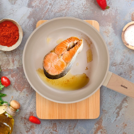 Practical 24 cm diameter for everyday cooking