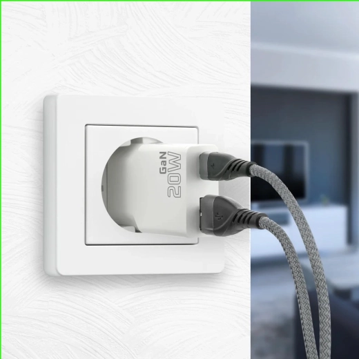 Du išėjimai: USB‑C PD + USB‑A QC 3.0