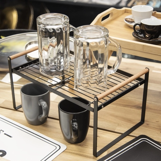Practical layout for mugs and glasses