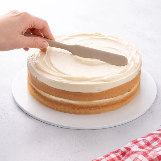 Even spreading of creams and glazes