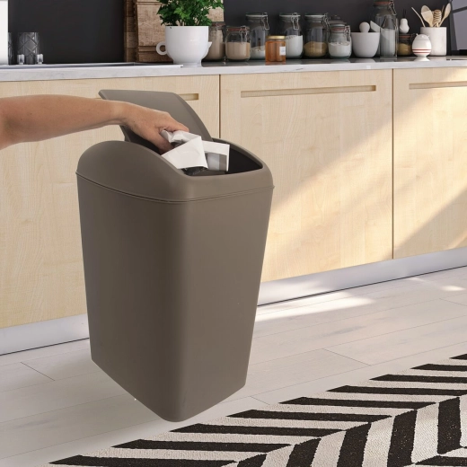 Swing lid for quick disposal