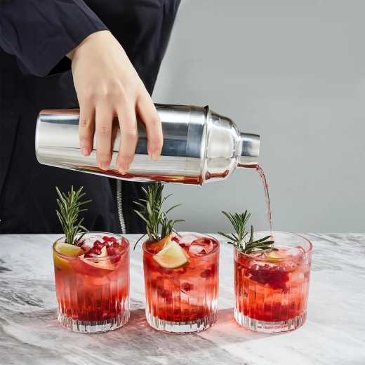 700 ml shaker with built-in strainer for clean pouring