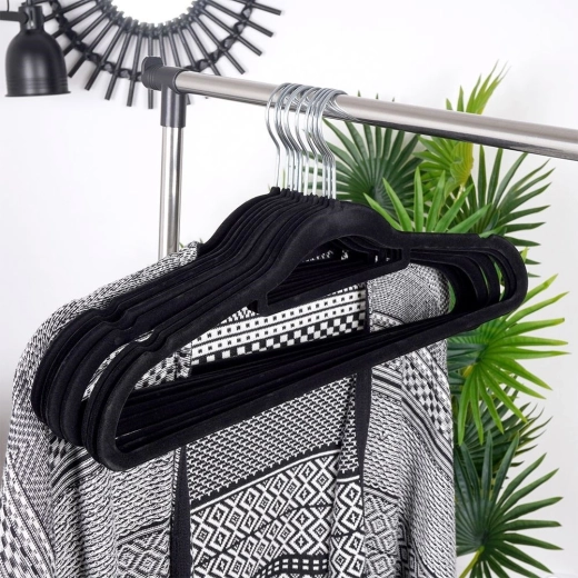 Pasukamas metalinis kabliukas lengvam kabinimui