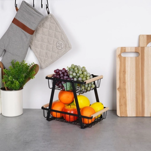 Tvirta metalinė konstrukcija su medinėmis rankenomis