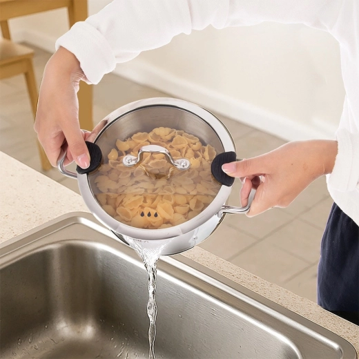 Lid with spout and silicone for safe draining