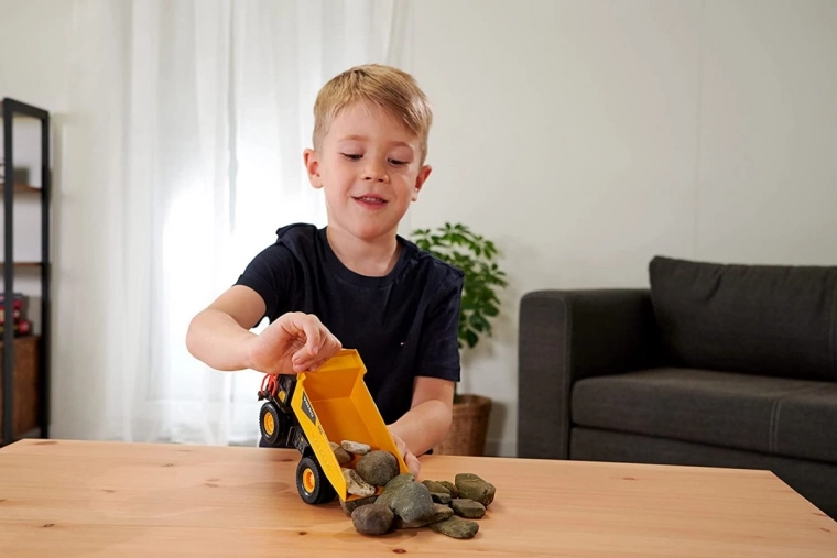 Realistiškas išverčiamas kėbulas ir atidaromas variklio dangtis