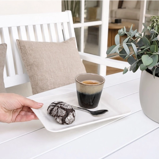 Compact tray for everyday serving