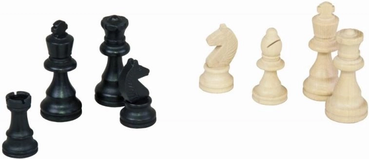 Complete set of wooden chess pieces