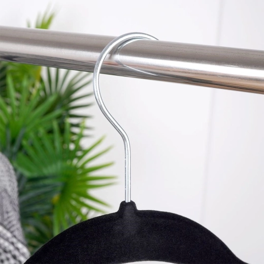 Neslystantis aksomas saugo drabužius