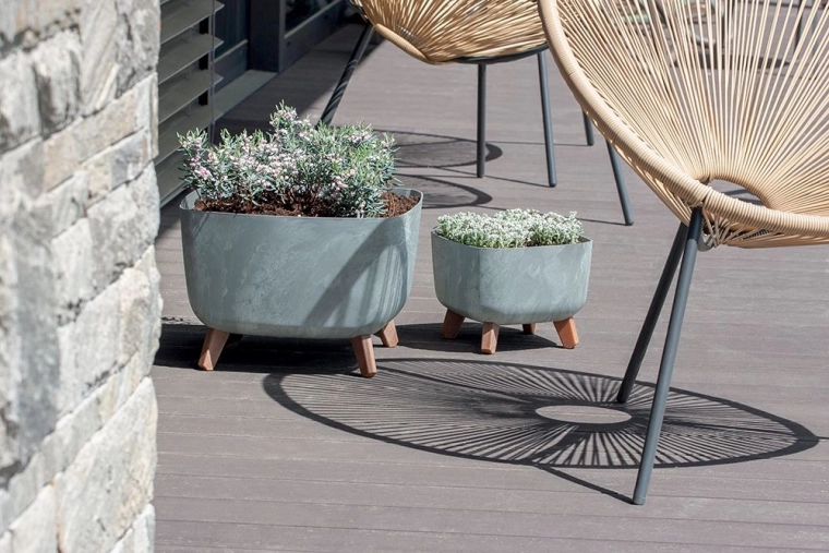 Stable feet for improved ventilation and water drainage