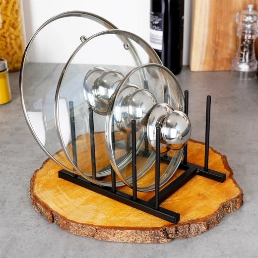 Tvarka ir aiškumas ant virtuvės stalviršio ir spintelėje