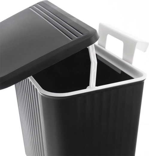 Closeable lid to prevent odors