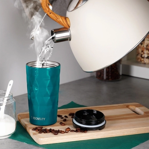 Vacuum insulation for long-lasting temperature retention
