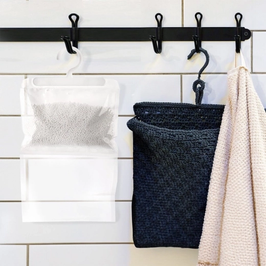 Lengvai pakabinamas spintoje ir vonios kambaryje