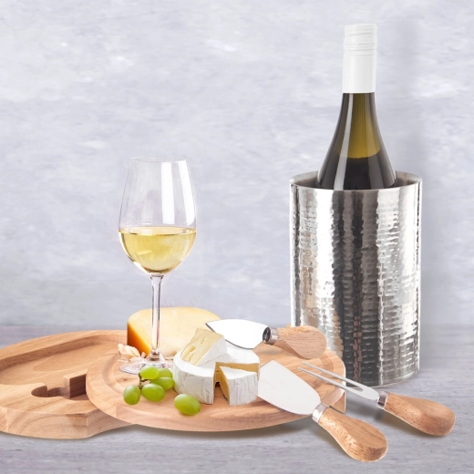 Keeps the bottle chilled longer on the table
