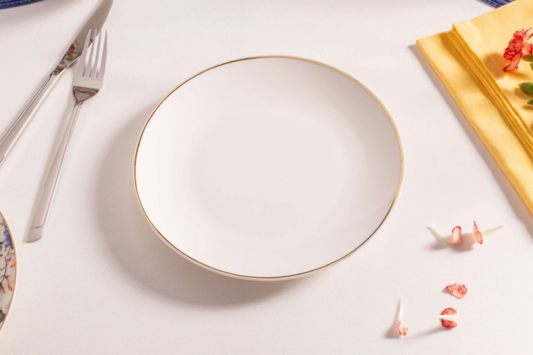 Delicate gold line for elegant table setting