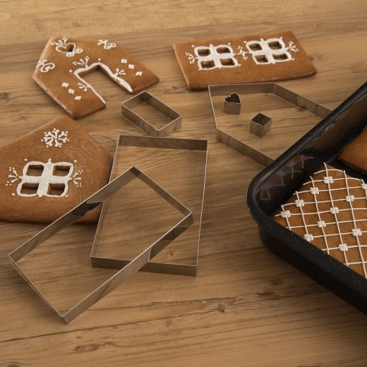 Uniform pieces for a gingerbread house
