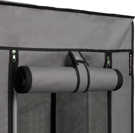 Breathable cover with zip fastening