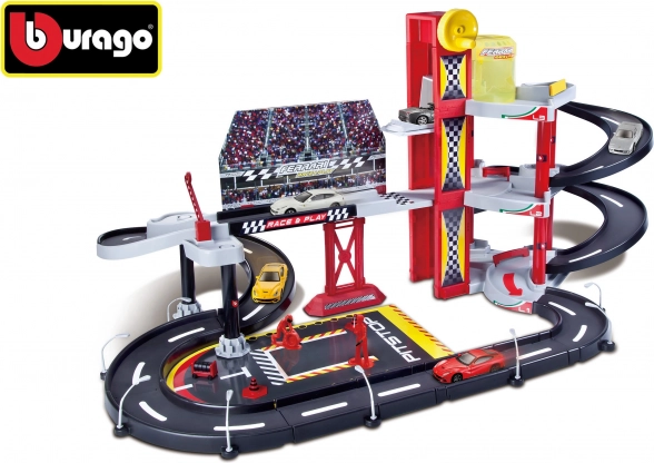Bburago Ferrari Race & Play – garažas su lenktynių trasa ir automobiliuku 1:43