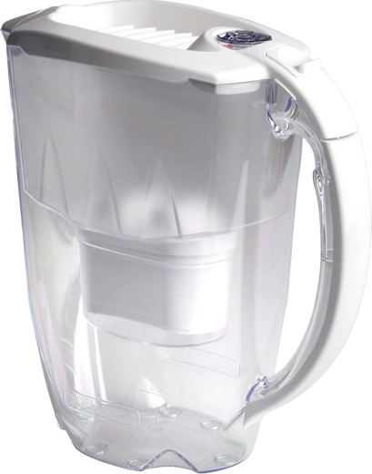 Large 2.8 L capacity and easy pouring