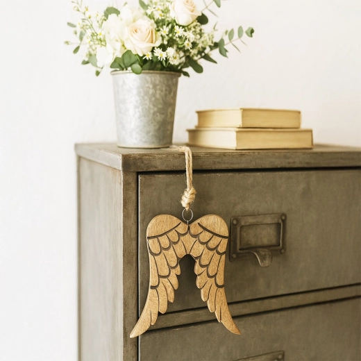 Easy to hang on a hook, handle, or branch