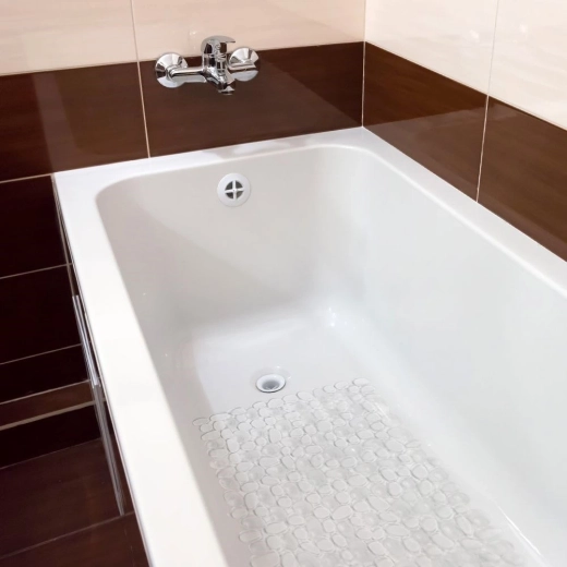 Diskretiškas dizainas kiekvienai voniai