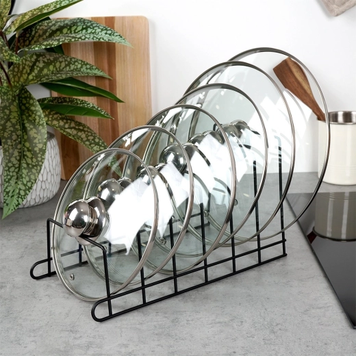 Patvari metalinė konstrukcija juodos spalvos