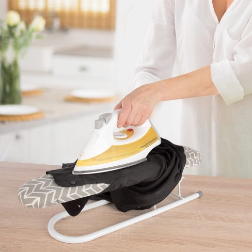 Compact helper for sleeves and details