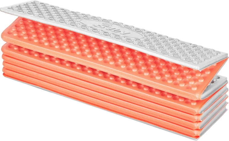 Reflective aluminum layer for three-season comfort