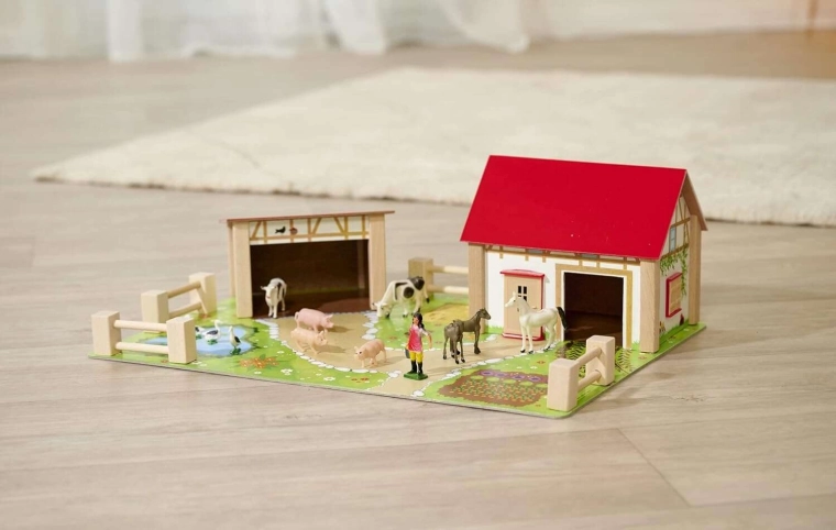 Spalvotas pagrindas su takais, tvenkiniu ir darželiu