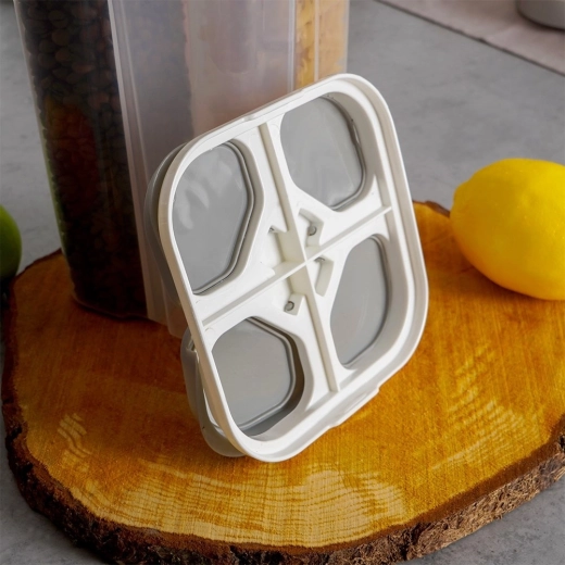 Sealing lid protects freshness