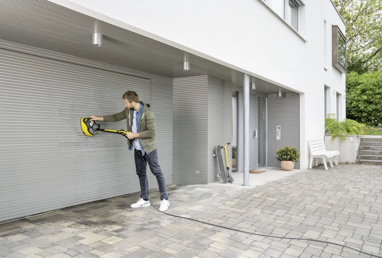 Easy maneuvering and cleaning of vertical surfaces