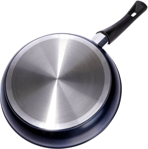 Compatible with all hobs including induction