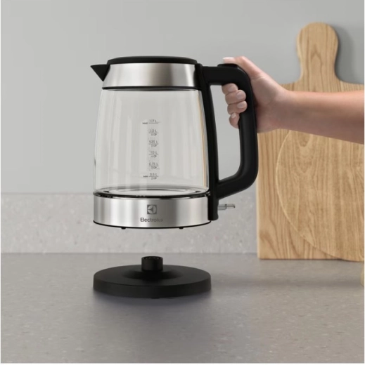 360° swivel base and cordless pouring