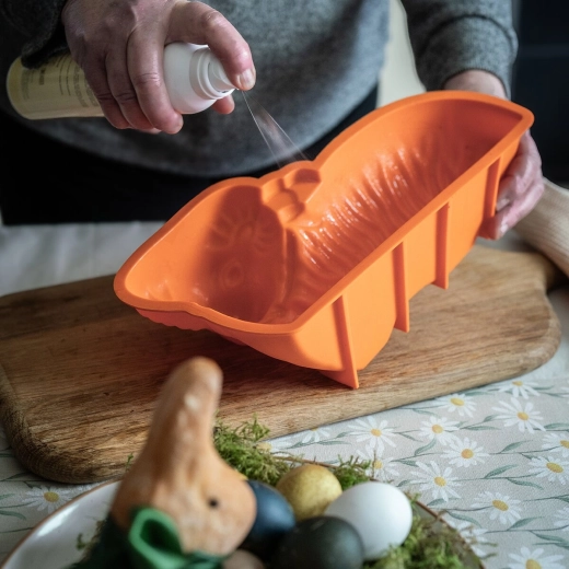 Easy greasing of molds and baking dishes
