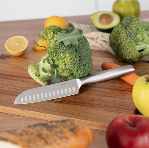 Santoku shape for fast and precise slicing