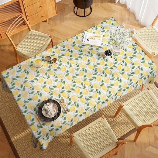 Bold lemon motif as a table decoration
