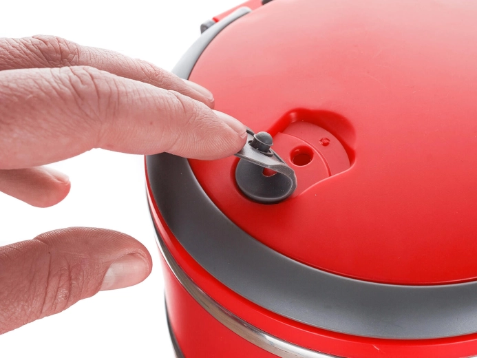 Sealing lid with valve for safe opening