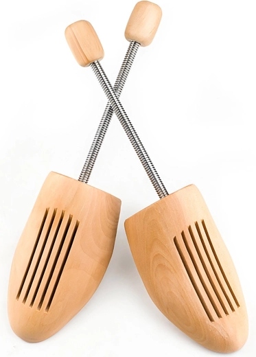 Natūrali pušies mediena geresnei avalynės priežiūrai